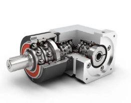 Compact planetary reducer integrated into a CNC system